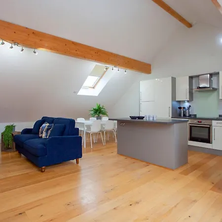 Higgihaus Cabot Mews #32 Fantastic Central Location *