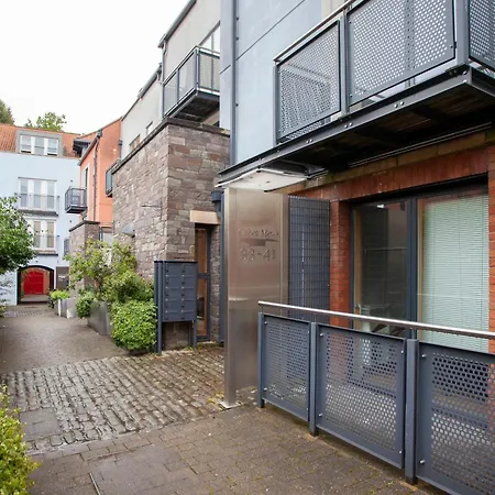 Higgihaus Cabot Mews #32 Fantastic Central Location *