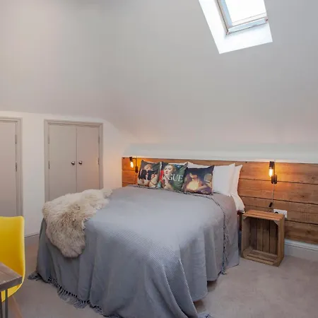 Higgihaus Cabot Mews #32 Fantastic Central Location *